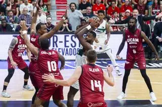 El Unicaja resiste y fuerza el cuarto partido ante el UCAM Murcia