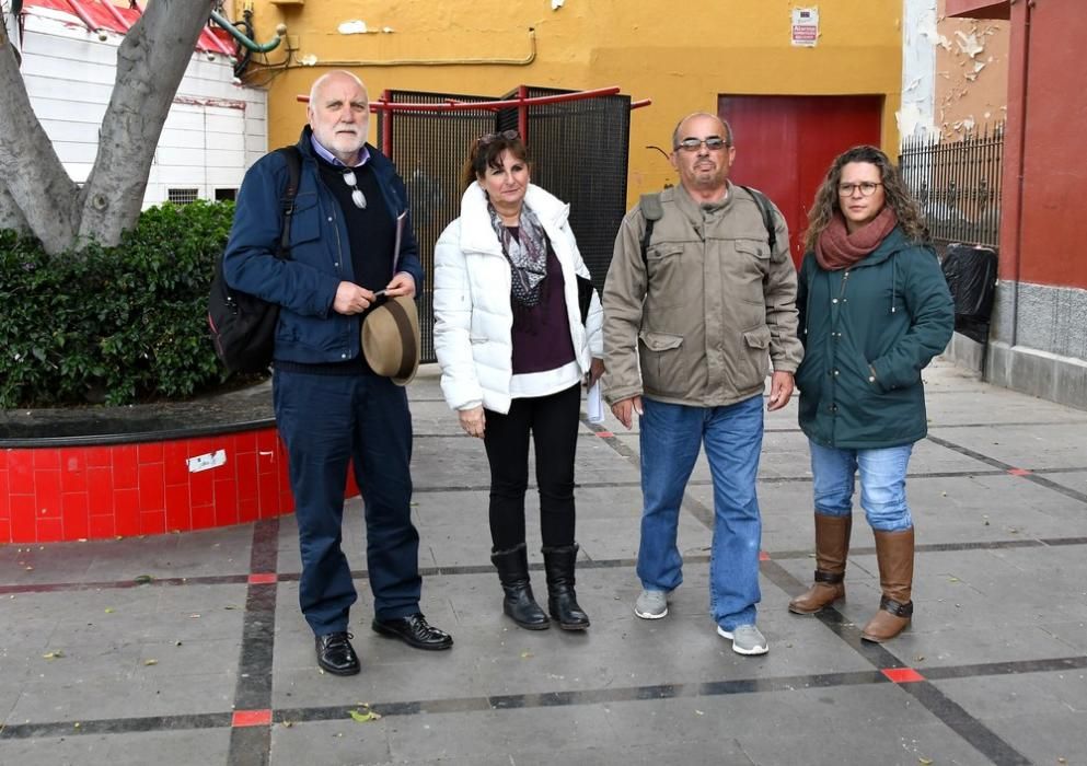 Visita de parlamentarios de Podemos al instituto José Arencibia Gil