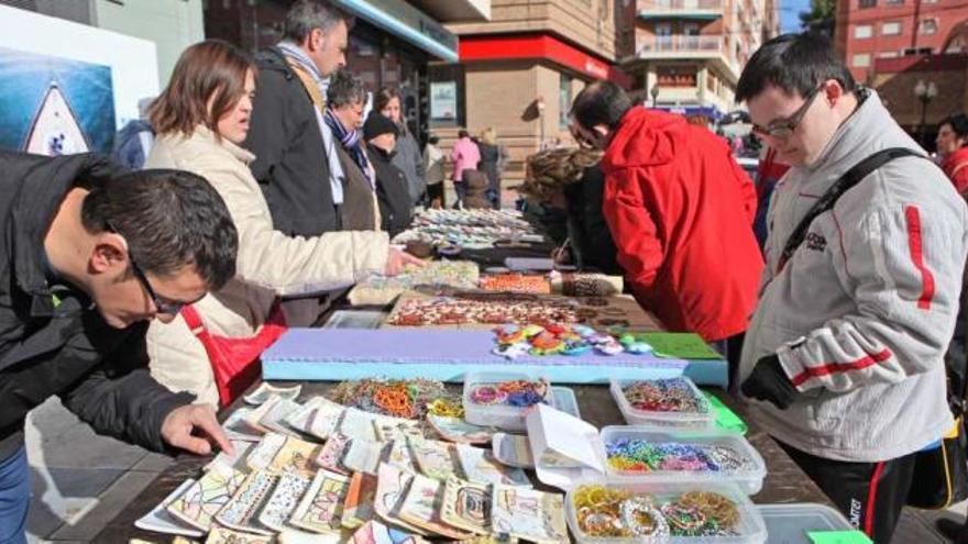 Alumnos y trabajadores del centro San Pascual montaron ayer un mercadillo en la plaza Sanchis Banús para recaudar fondos.