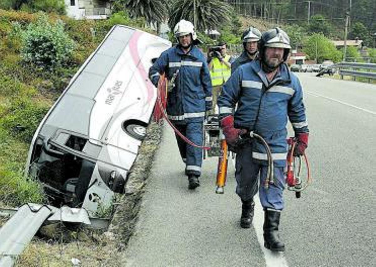 Un autobús turístico volcó en la carretera de la costa entre Vigo y A Guarda en 2006, con catorce heridos, algunos muy graves.   | // RAFA ESTÉVEZ