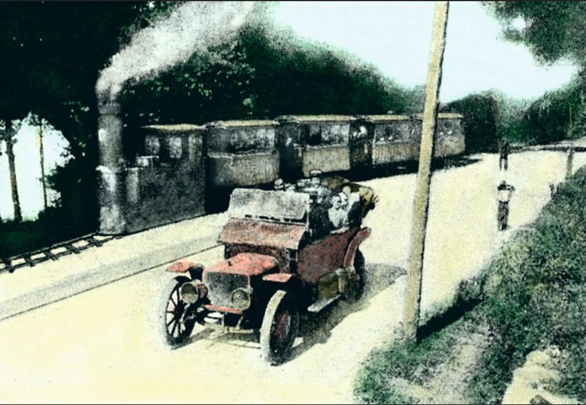 A locomotora Estribela botándolle un pulso aos automóbiles en 1920.