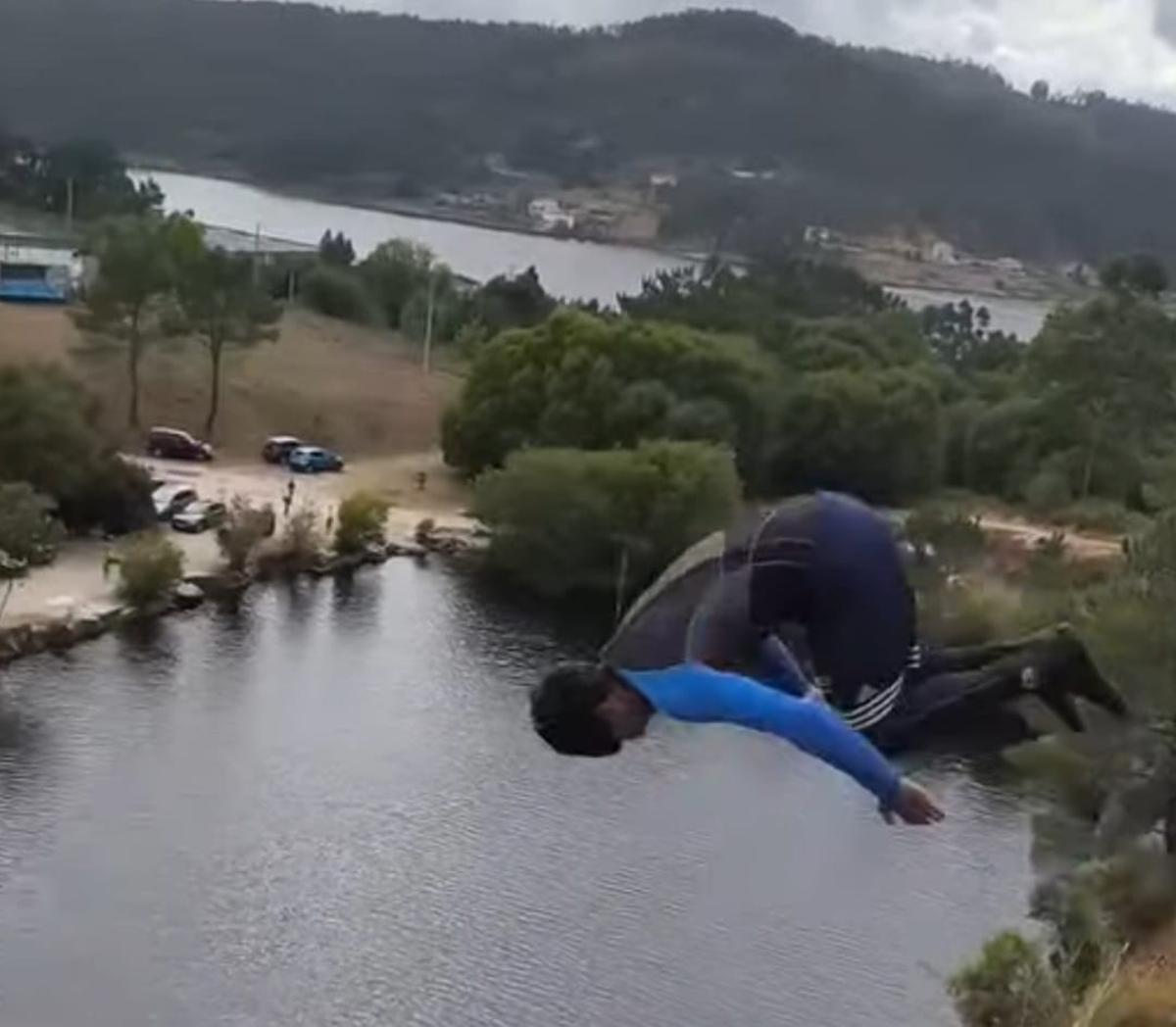 Un joven lanzándose a la laguna desde 25 metros.