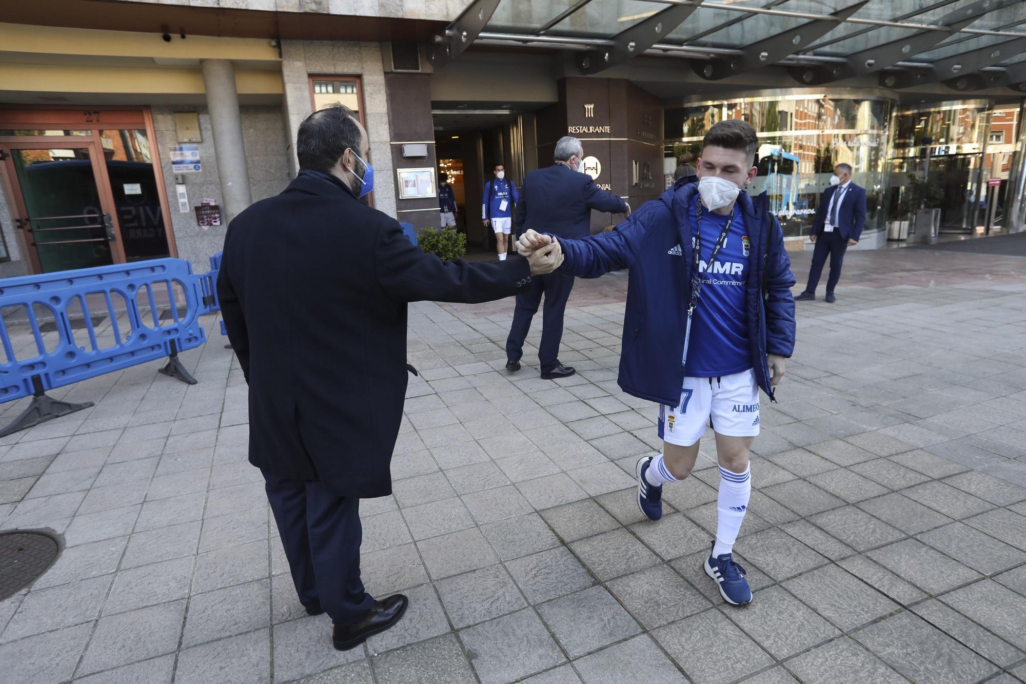 Así fue la salida de los jugadores del Real Oviedo hacia Gijón