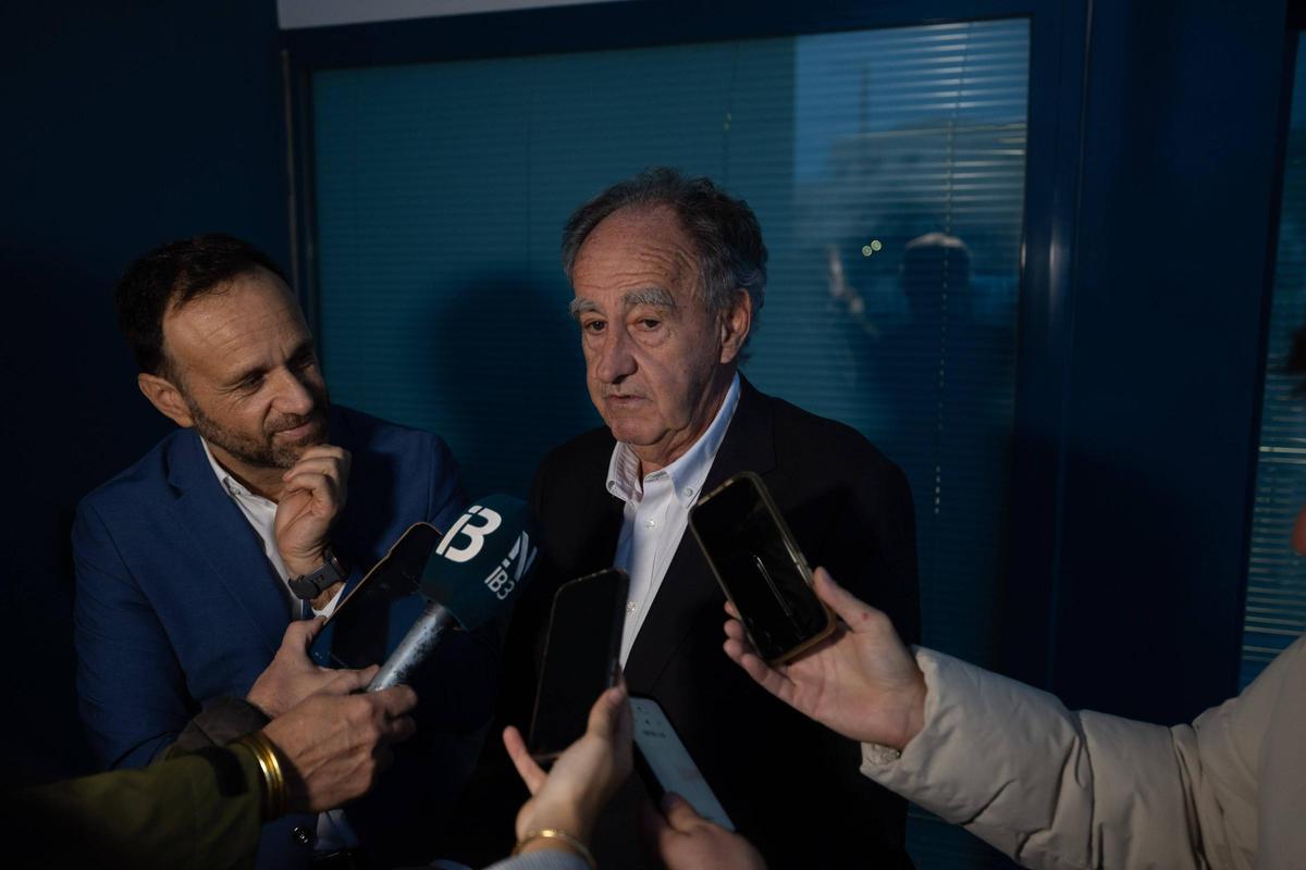 El presidente de la APB,Javier Sanz, atiende a la prensa junto a Antonio Ginard.