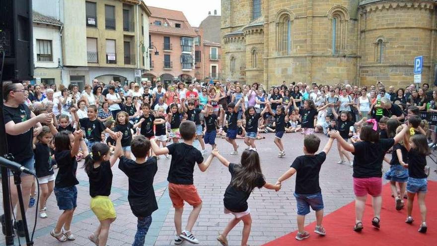 Los alumnos más pequeños, bailando al ritmo de la música.