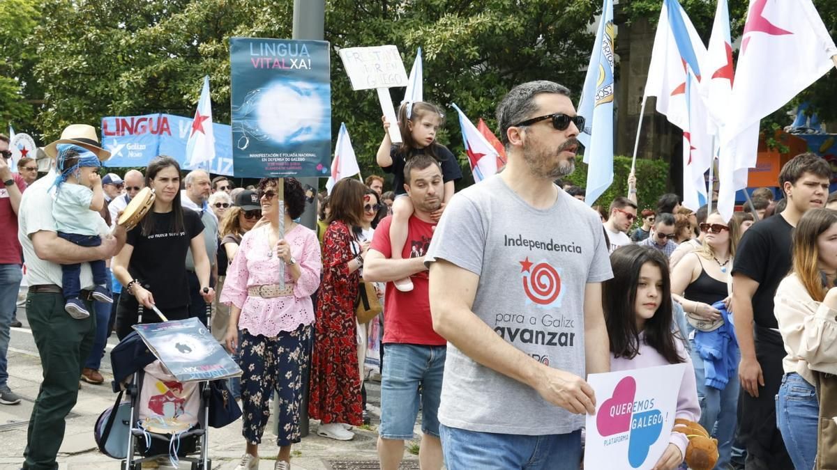 Miles de personas toman as rúas de Santiago en defensa do galego