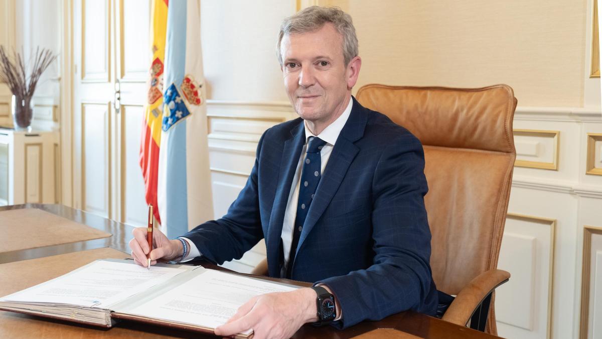 Alfonso Rueda firma el decreto de nombramiento de los nuevos conselleiros.