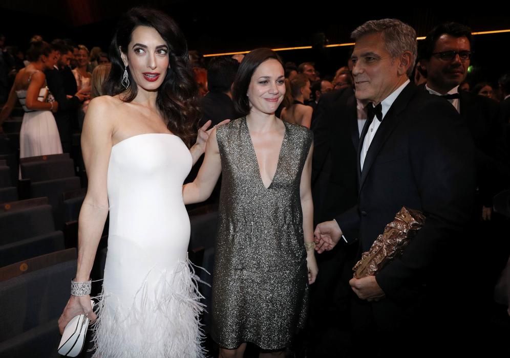 Amal Clooney luce embarazo en los César