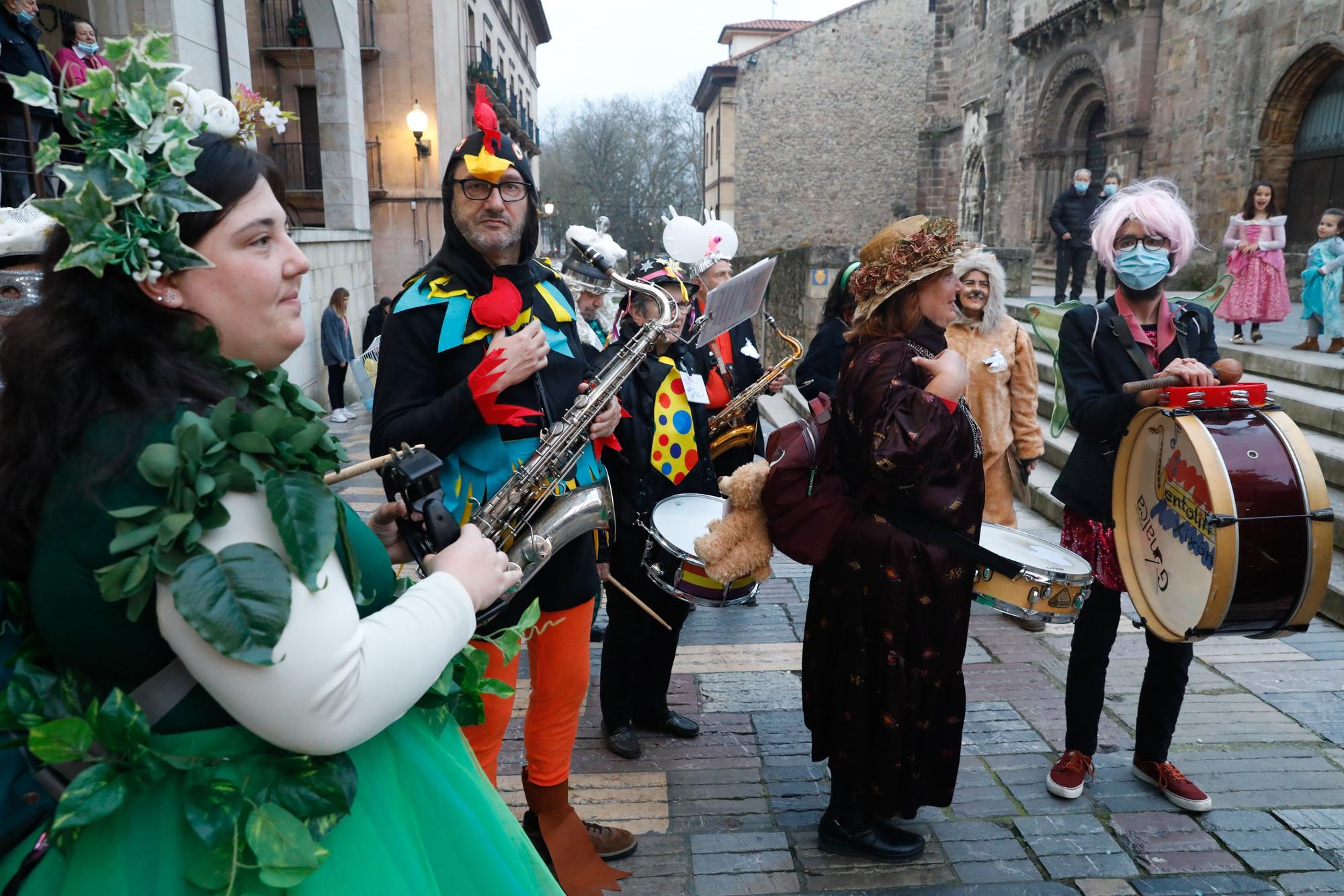 Sesión de fanfarrias, murgas y charangas en la plaza Carlos Lobo de Avilés