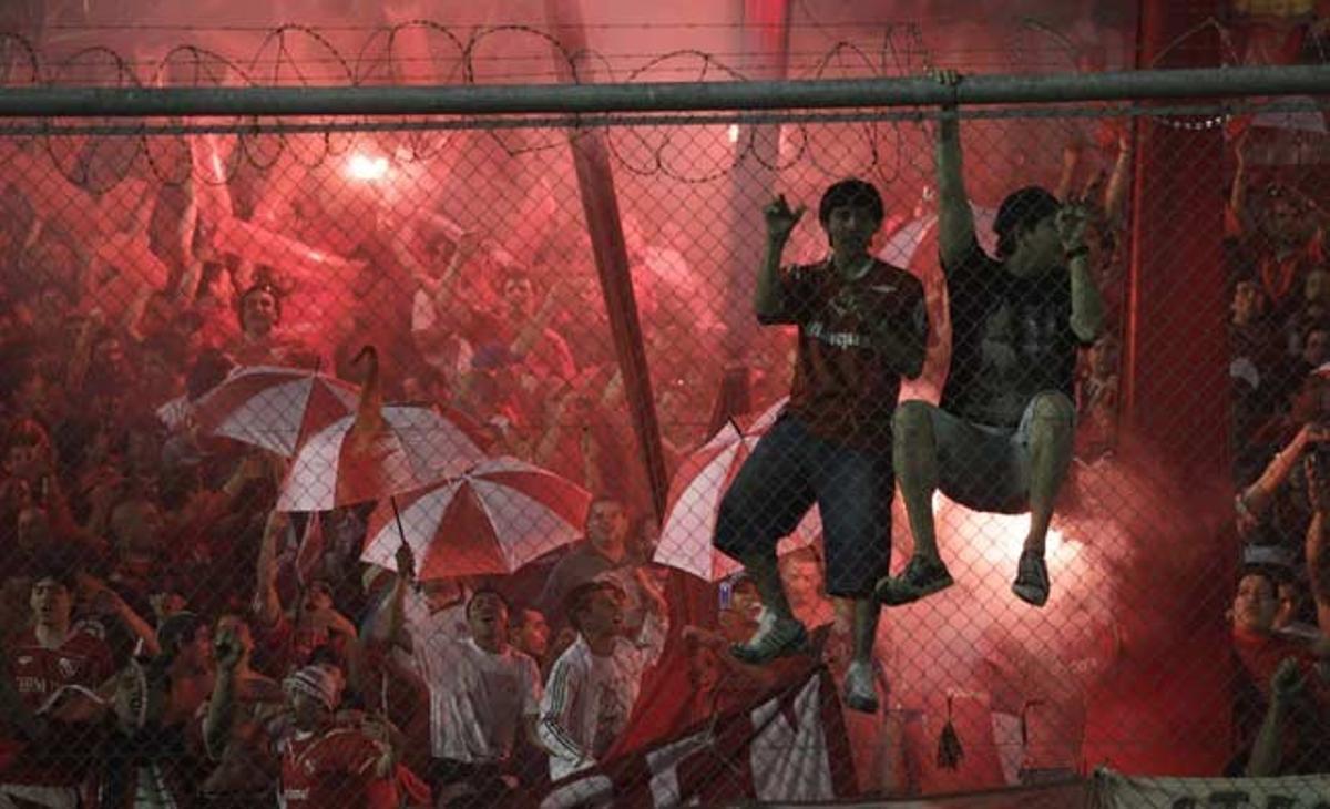 Seguidors de l’Independiente animen el seu equip de futbol durant el partit per la semifinal de la Copa Sud-americana que s’ha disputat a l’estadi Libertadores de América del Club Independiente, a Buenos Aires (Argentina).