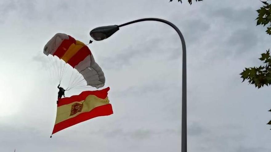 Vídeo: Un paracaigudista s'estampa contra un fanal en la desfilada del 12-O a Madrid