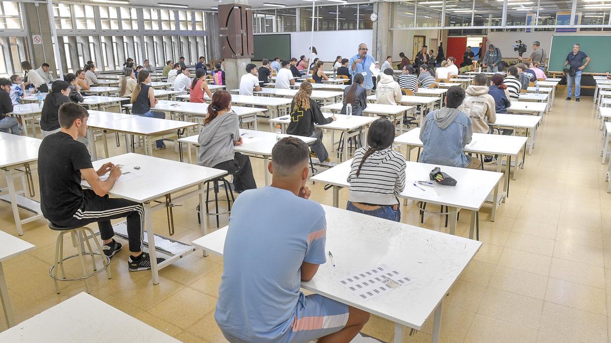 Estudiantes al inicio de la EBAU celebrada en junio de 2024, en el campus de Tafira de la ULPGC.