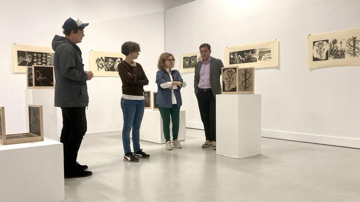 Visita del director general del Instituto de las Industrias Culturales y las Artes, Manuel Cebrián, al montaje de la exposición.