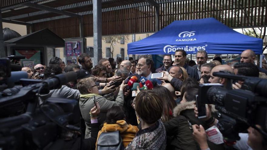 Rajoy rodeado de prensa en Zamora.