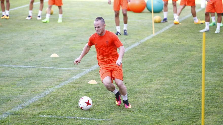 El centrocampista Isi controla el balón durante un entrenamiento esta pretemporada.