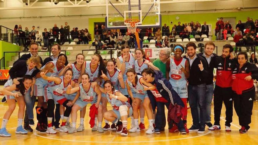 Jugadoras y cuerpo técnico del Celta Zorka, tras ganar el último partido de Liga. // José Lores