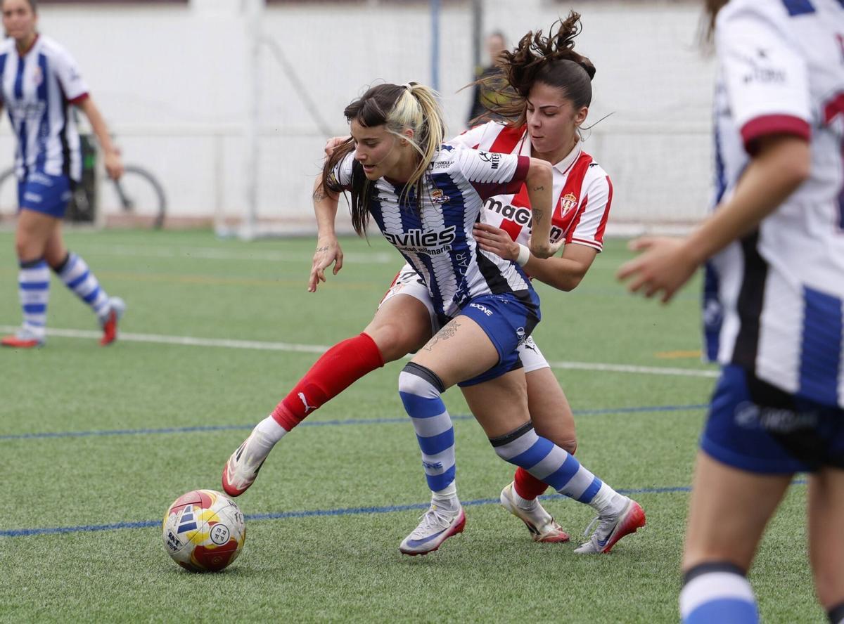 Daniela, jugadora del Avilés, ante su rival rojiblanca Arratia, esta mañana durante el derbi en La Toba.