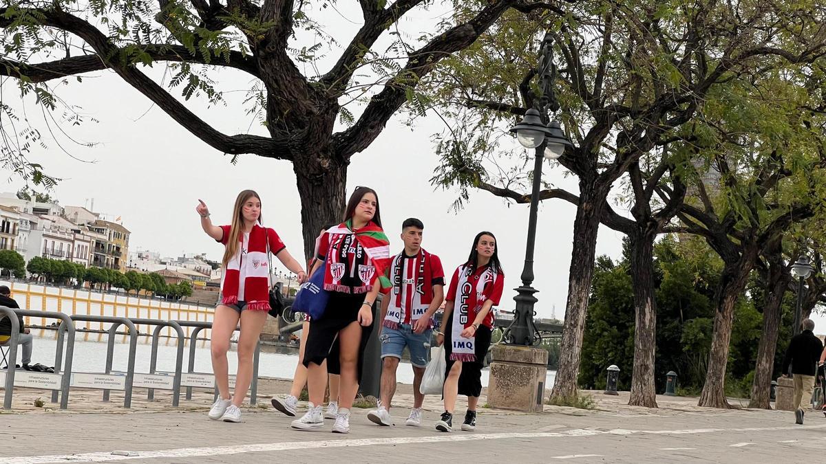 Aficionados del Athletic, de turismo por el río