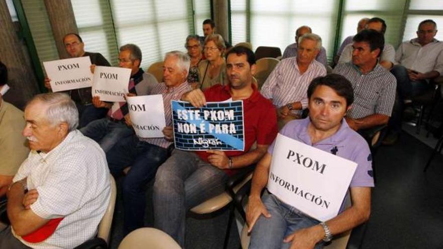 Miembros del consello sectorial, en una protesta contra el &quot;oscurantismo&quot; del plan en un pleno.  // M.G. Brea