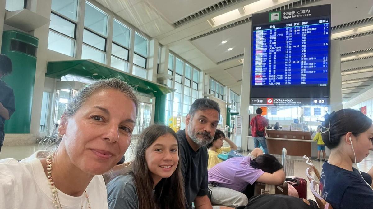 Sandra Golán y su familia en el aeropuerto de Okinawa.