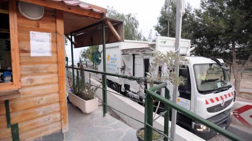 Un camión de basura de la UTE Orihuela Gran Ciudad entra en el vertedero de Proambiente, actualmente clausurado, en una imagen de 2011.