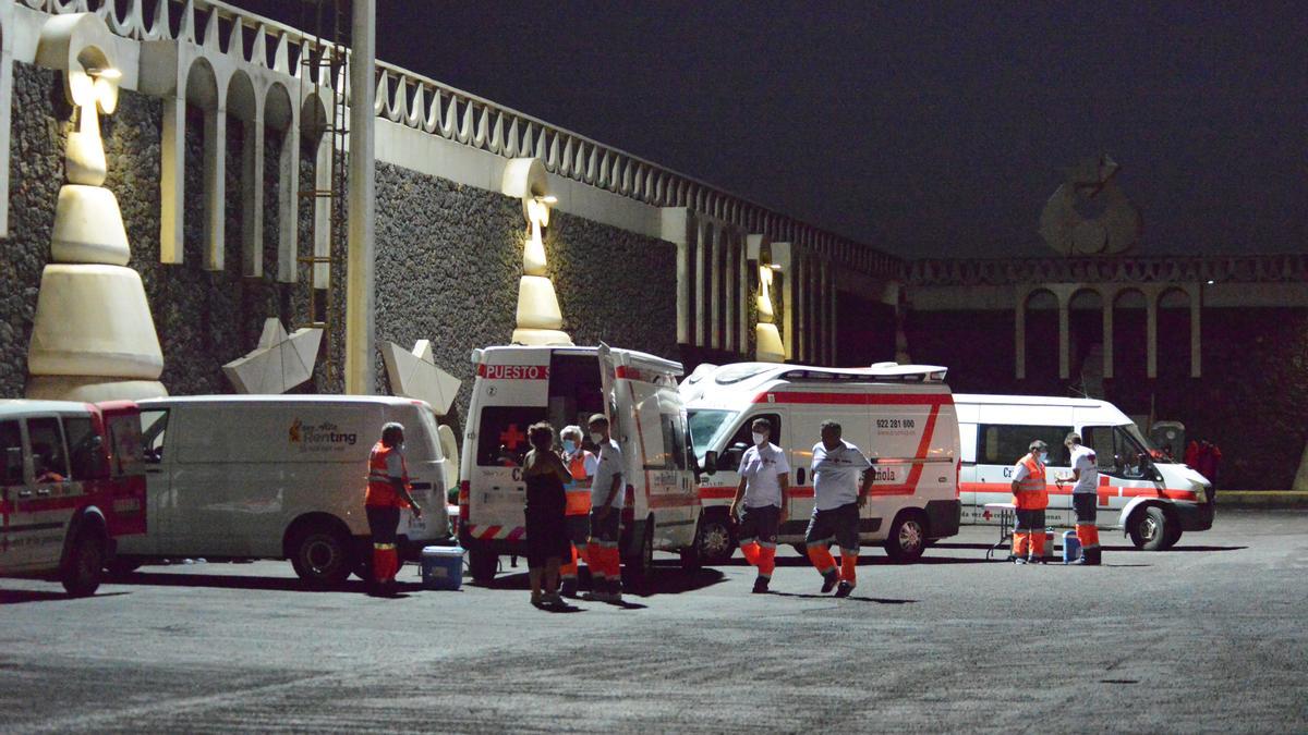 Vehículos de Cruz Roja, atienden a varios migrantes a su llegada al muelle de La Restinga en agosto pasado.