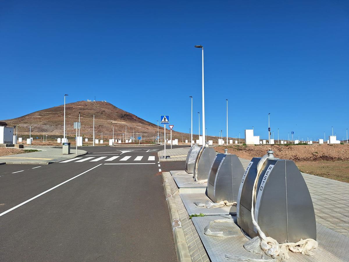 La parcela donde se levantará la nueva urbanización ya cuenta con calles asfaltadas y alumbrado público.