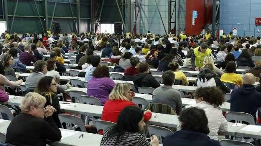 Asistentes al examen de oposición para celadores en el recinto Luis Adaro de Gijón.