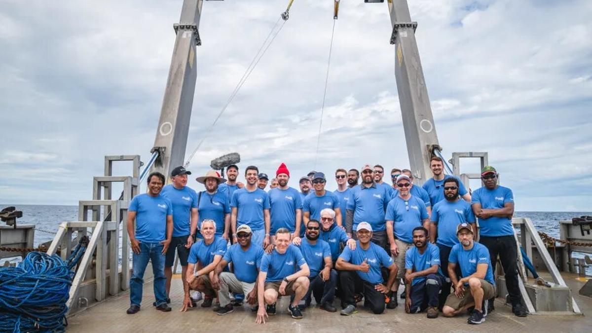 El equipo científico que ha rastreado el meteorito, con Avi Loeb al frente,  en la cubierta del barco “Silver Star”  el 27 de junio de 2023.