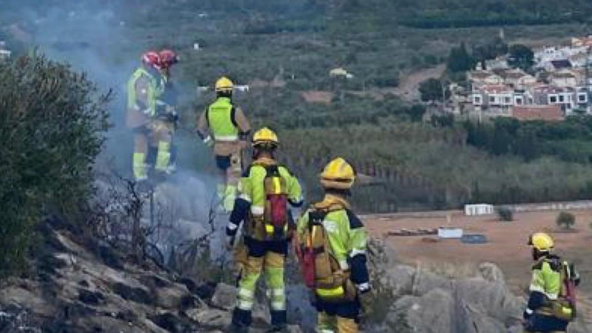 Bomberos trabajando en el incendio.