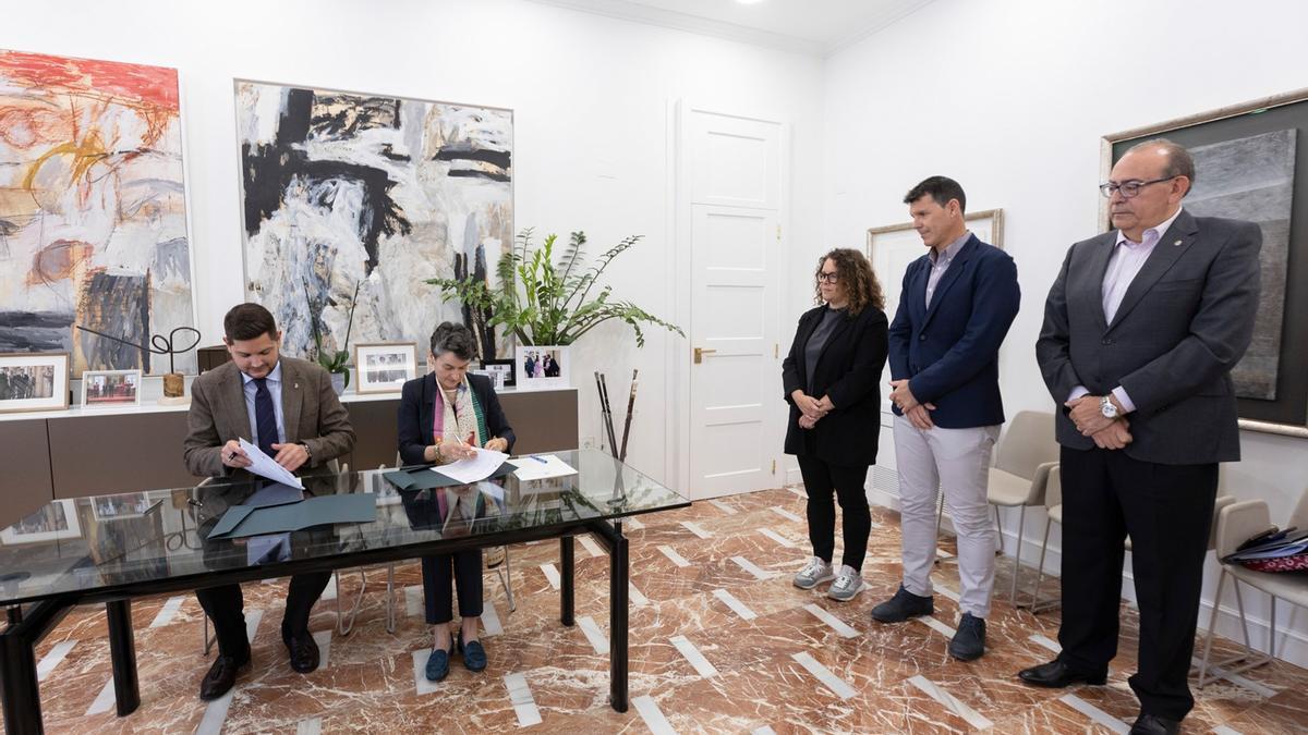 Prieto y Chao firman el convenio en presencia de Izquierdo, Naveiro y Picornell.