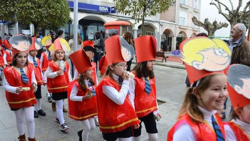 Escolares de Bueu disfrazados durante un desfile. // Gonzalo Núñez