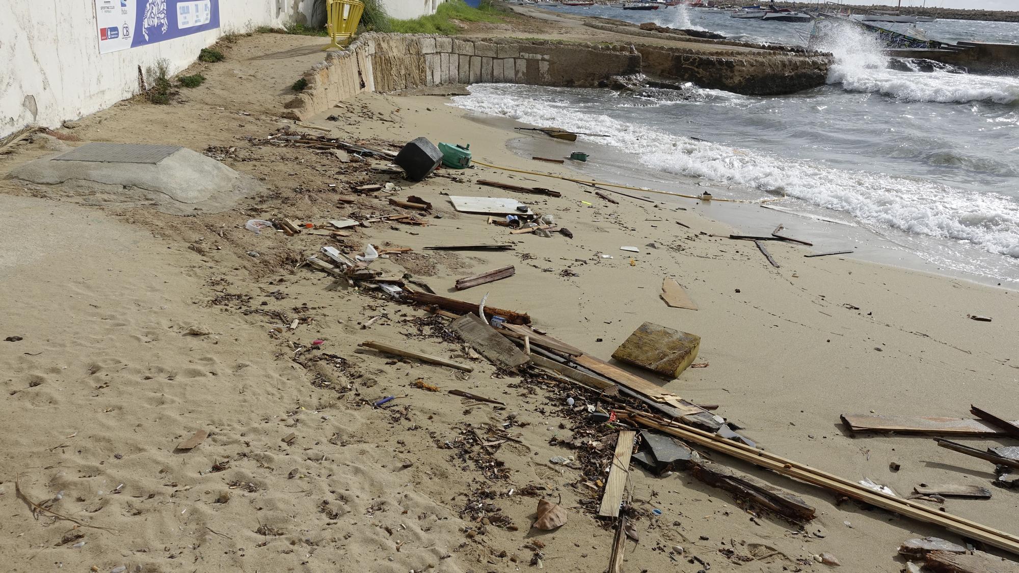 El oleaje destroza contra las rocas de Portals un barco varado