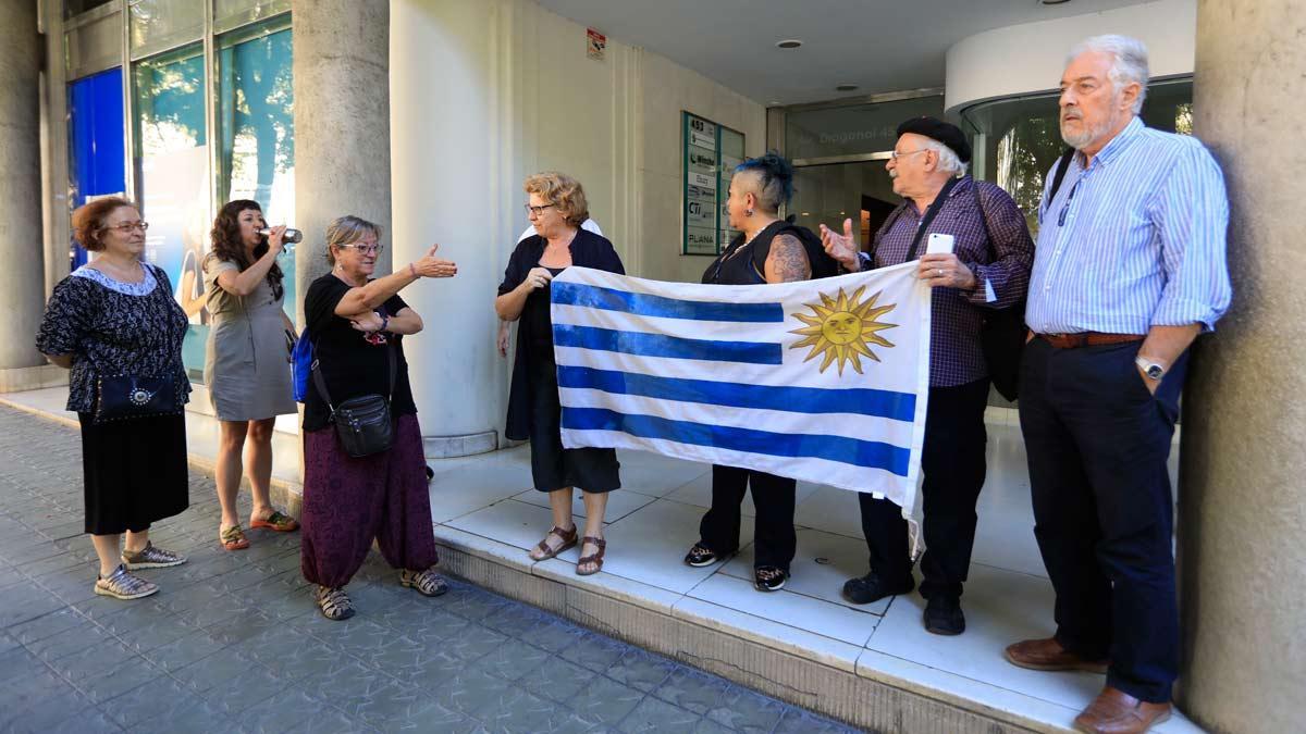 Manifestación en el Consulado de Uruguay en Barcelona a favor de María y su hija.