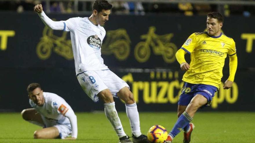 Vicente Gómez golpea el balón ante un rival el sábado en Cádiz.