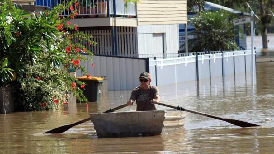 El Ejército evacua y reparte ayuda a los 200.000 damnificados en Australia