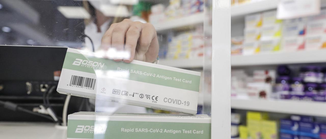 Una caja con test de antígenos en una farmacia.