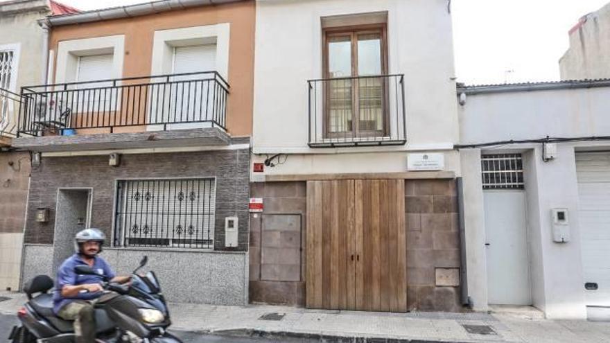 Fachada de la Casa Natal de Miguel Hernández que se encuentra cerrada desde su inauguración.