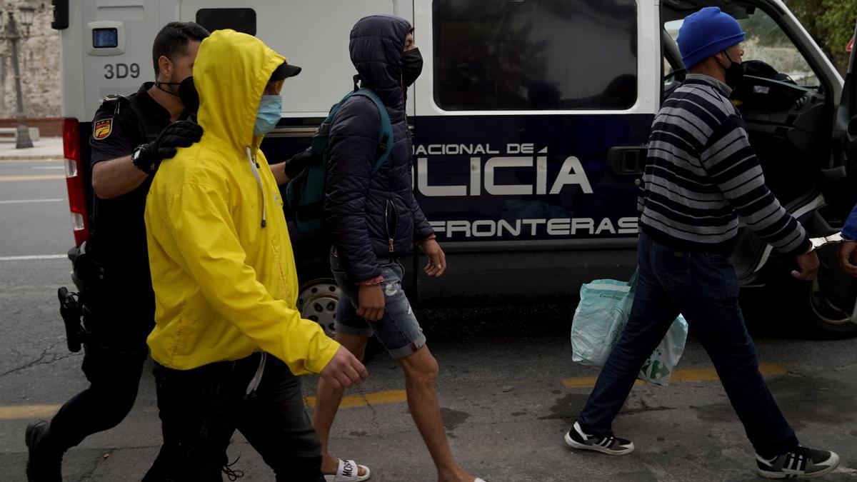 Detenidos decenas de migrantes en Ceuta para identificarlos y hacerles PCRs