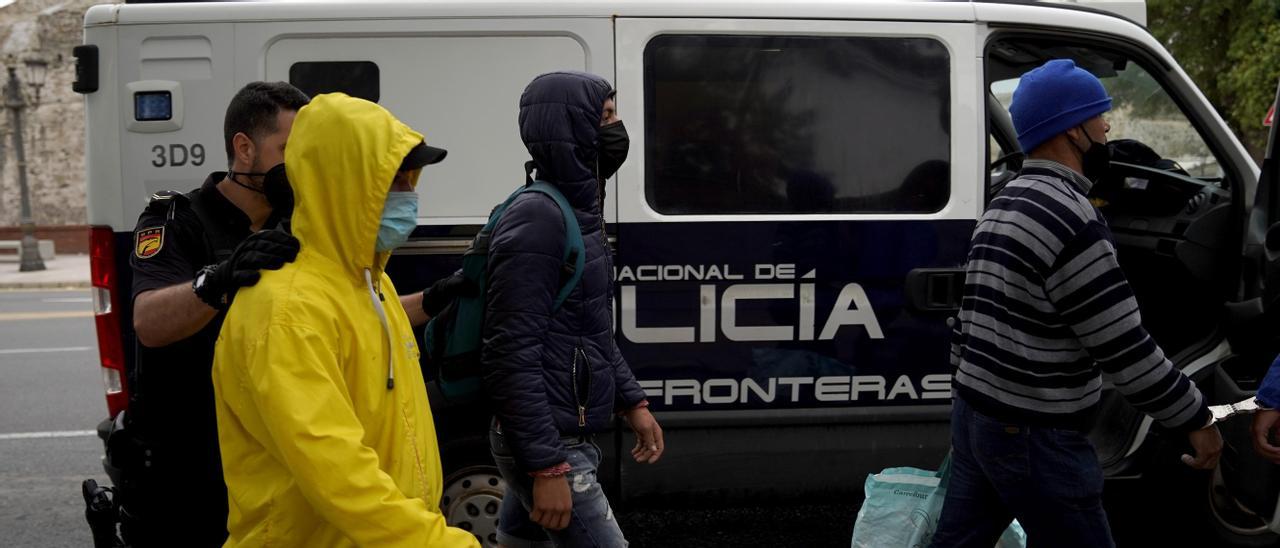 Detenidos decenas de migrantes en Ceuta para identificarlos y hacerles PCRs