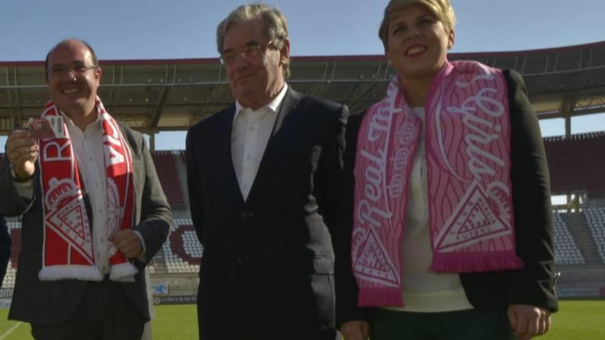 Sánchez posa con su carné junto a Abarca y Noelia Arroyo.