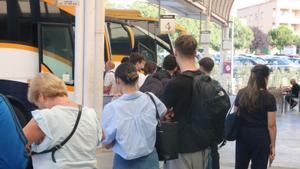 Pasajeros esperan el bus en Vilafranca del Penedès.