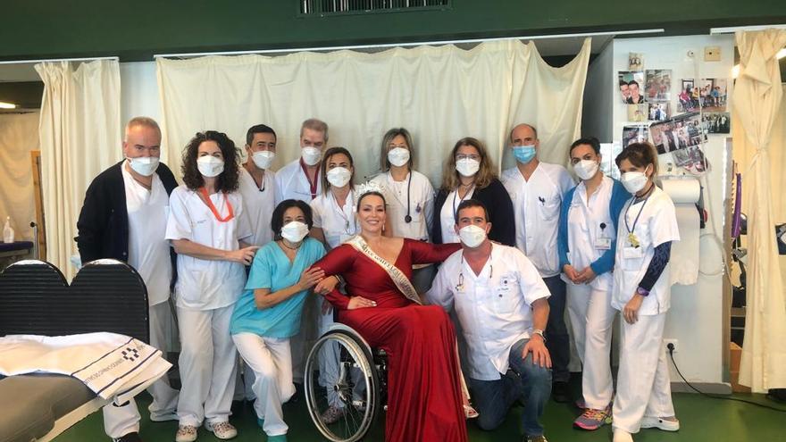 Silvia con el personal de la Unidad de Lesionados Medulares del Hospital Universitario Insular de Gran Canaria