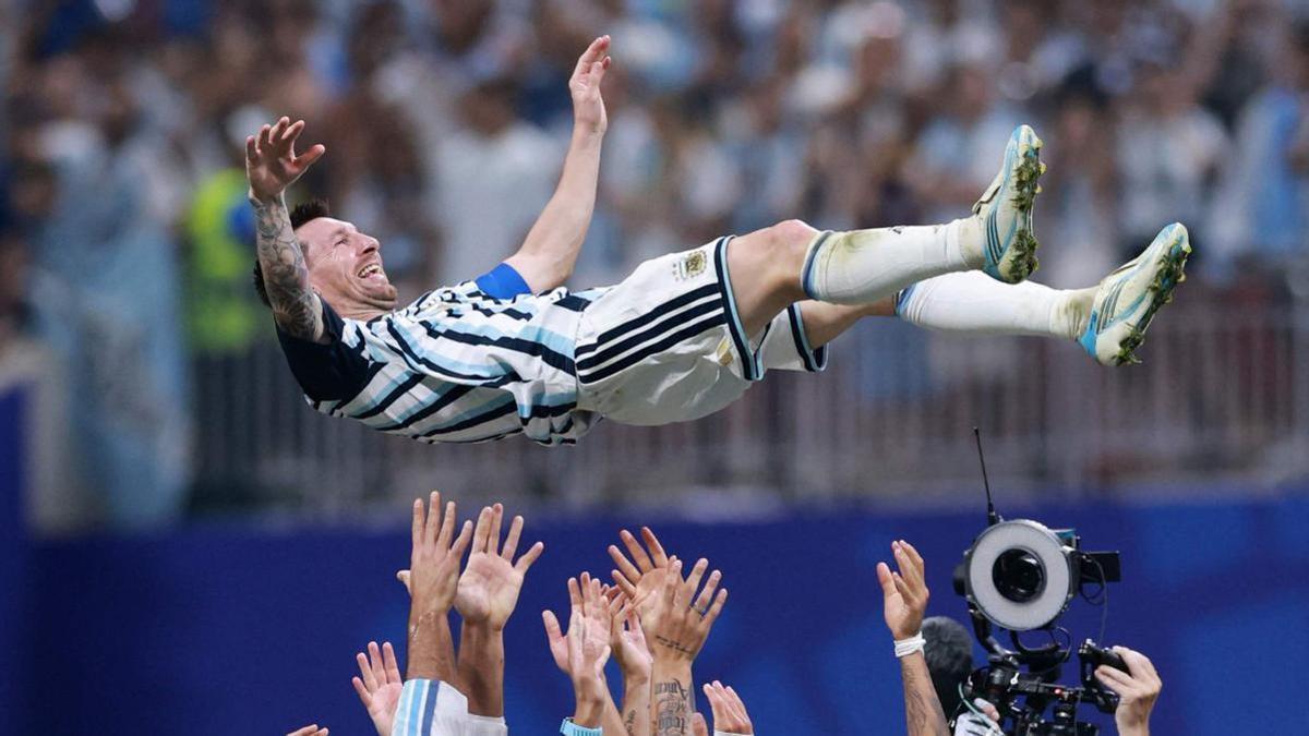 Els jugadors de l’Argentina mantegen Messi després del volcànic triomf aconseguit contra Egipte.  | GETTY IMAGES VIA AFP
