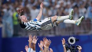 Els jugadors de l’Argentina mantegen Messi després del volcànic triomf aconseguit contra Egipte.  | GETTY IMAGES VIA AFP