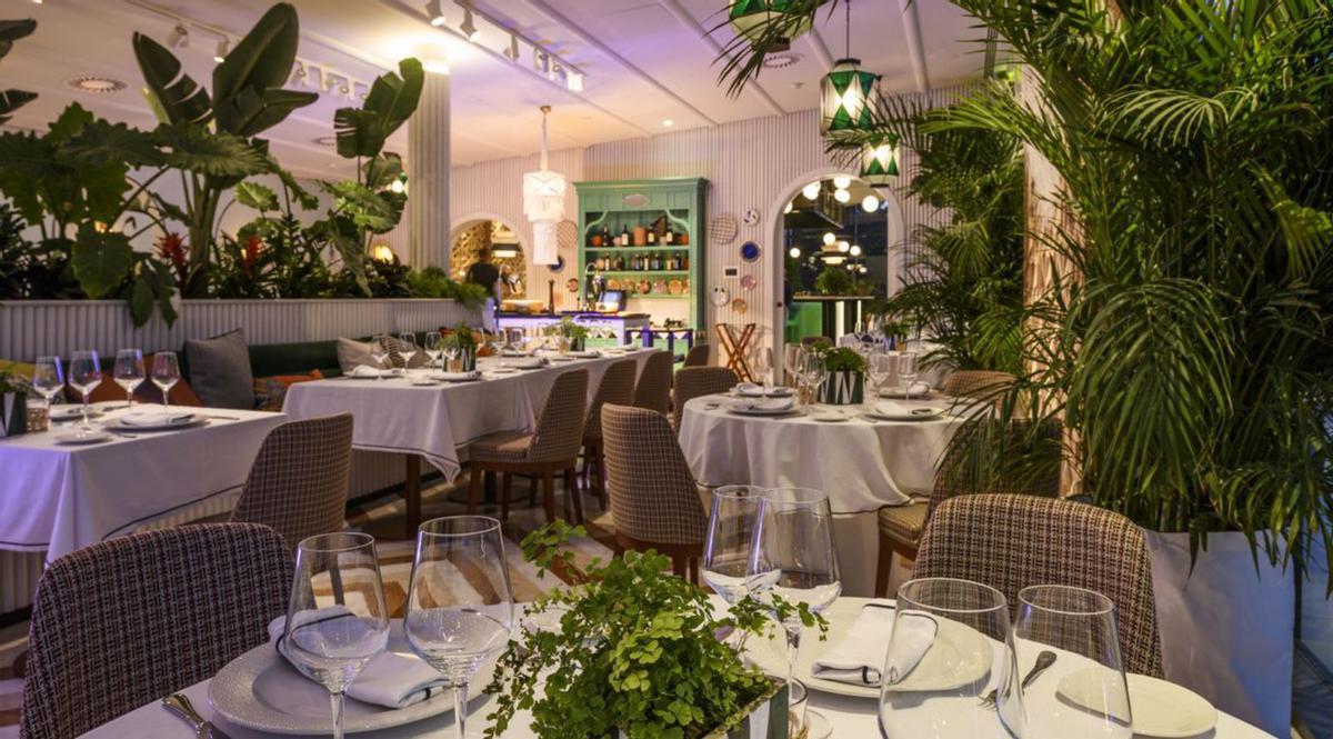 Detalle de las magníficas instalaciones del restaurante italiano Las Colinas Golf & Country Club y uno de los platos creados por el chef Fonsi Lillo. | LAS COLINAS GOLF & COUNTRY CLUB