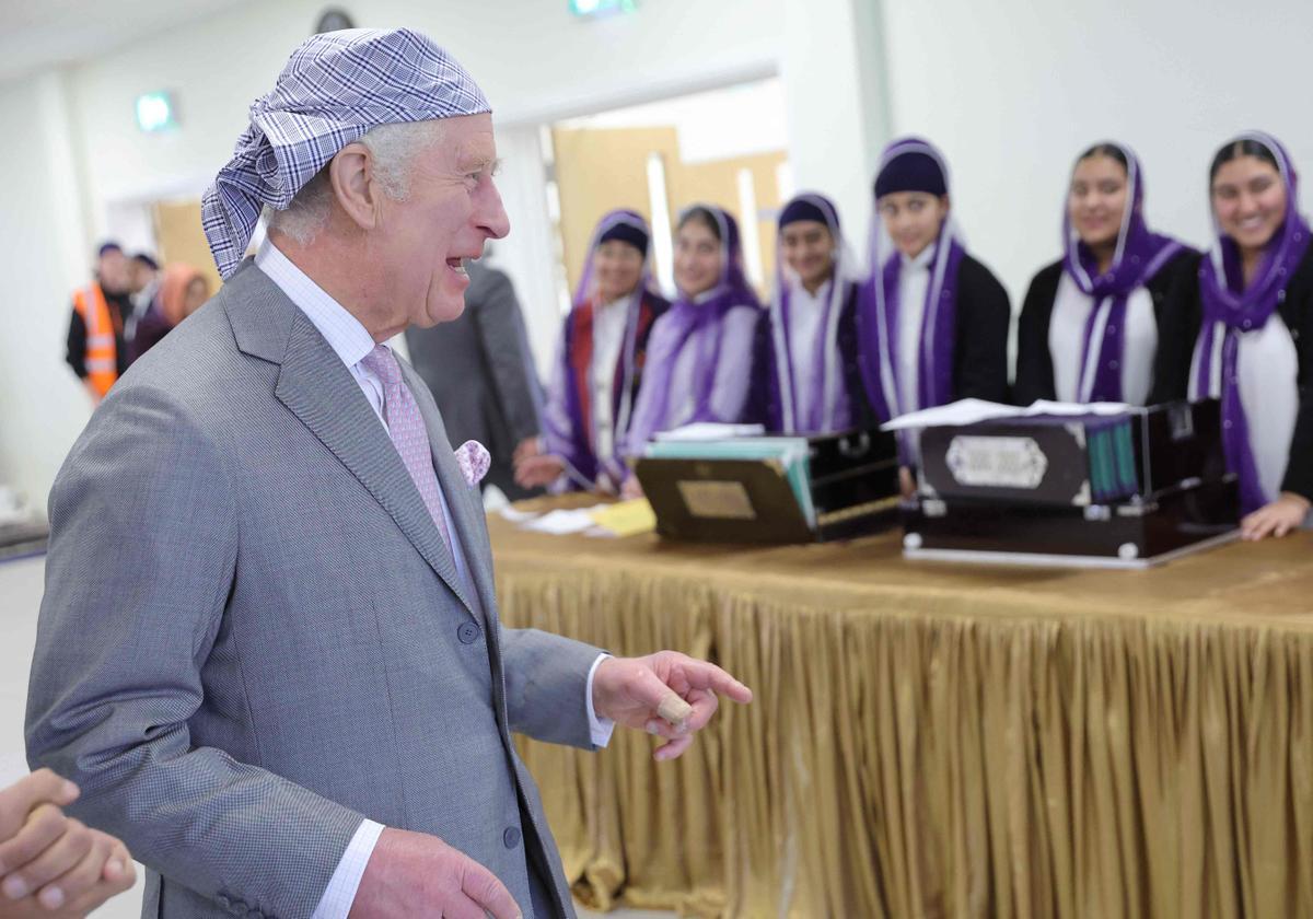 El Rey Carlos III visita el Guru Nanak Gurdwara Luton, donde se brinda enseñanza y práctica religiosa sij para todos los miembros de la comunidad y proporciona servicios sociales voluntarios para los ancianos, jóvenes y otros grupos de la comunidad.