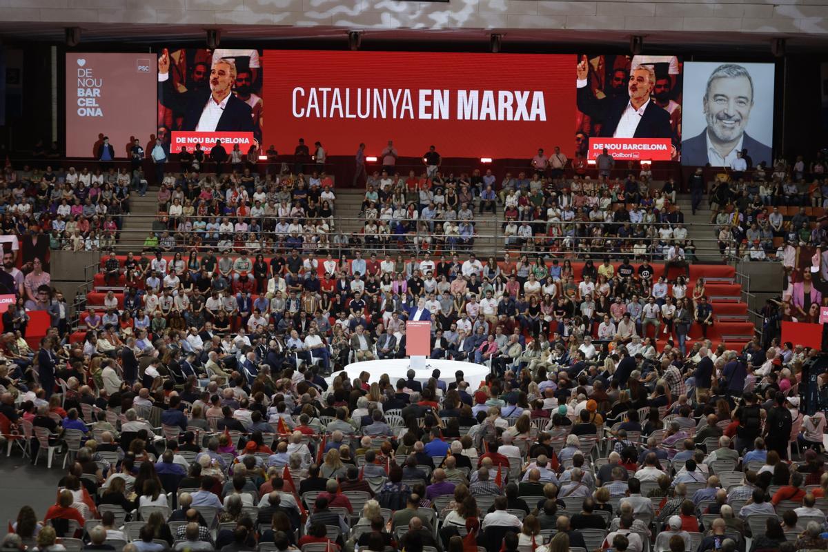 El candidato del PSC, Jaume Collboni, en el último acto de la campaña electoral, al que ha asistido Pedro Sánchez y José Luis Rodríguez Zapatero.