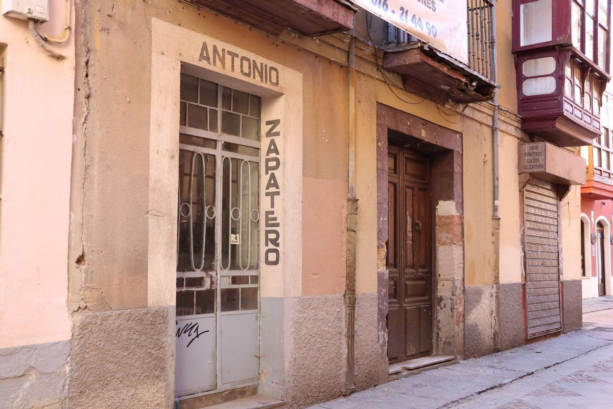 Un edificio cerrado de la rúa de los Francos.