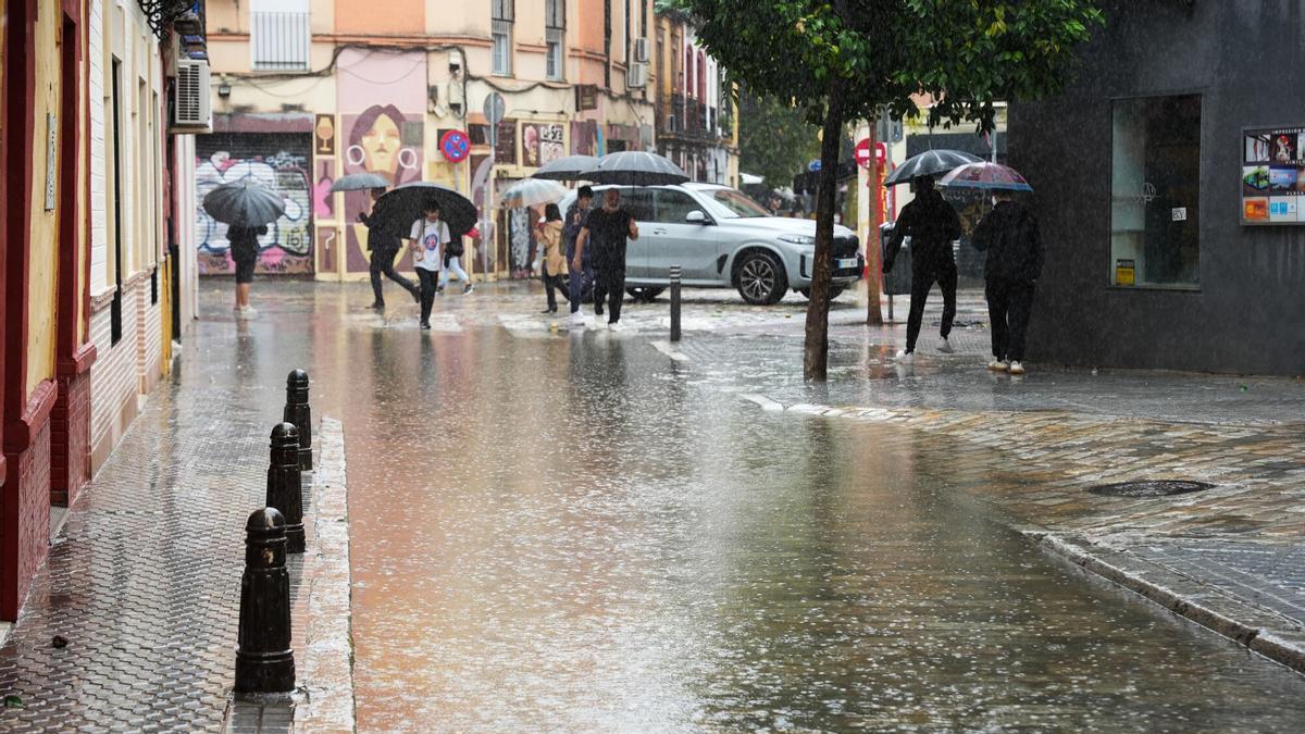 Calles anegadas de agua en Sevilla tras la lluvia.